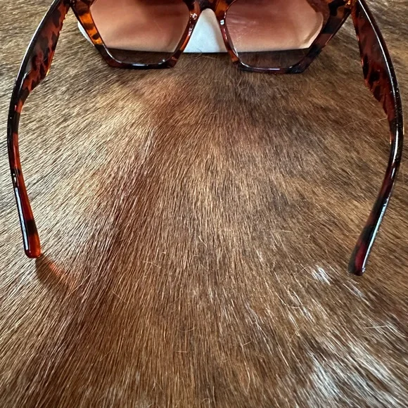 Ambassador Leopard/AVA Collection Sunglasses - Picture 6 of 8